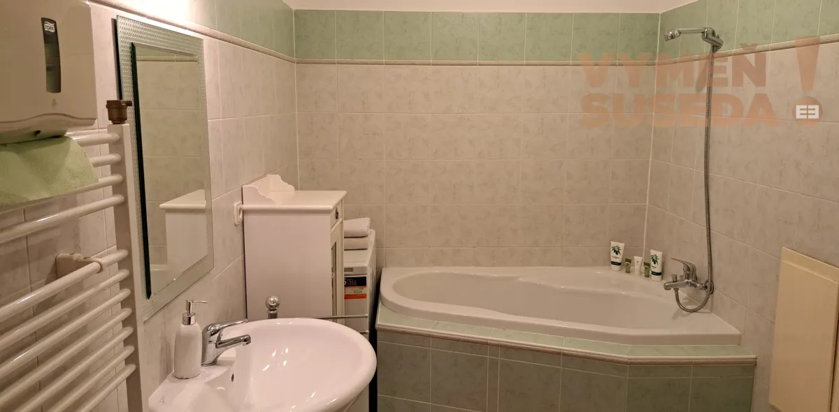 VYMEŇ SUSEDA! – Výnimočný 2-izb. byt v historickom centre s vlastným vstupom, kompletnou rekonštrukciou a pivnicou, Hviezdoslavovo námestie, Bratislava.