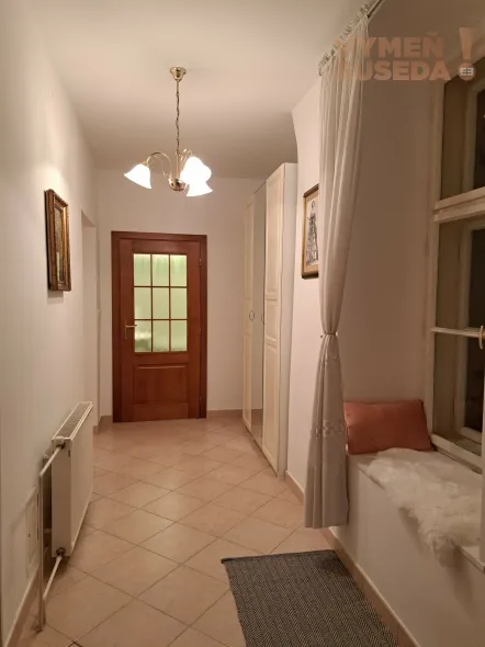 VYMEŇ SUSEDA! – Výnimočný 2-izb. byt v historickom centre s vlastným vstupom, kompletnou rekonštrukciou a pivnicou, Hviezdoslavovo námestie, Bratislava.