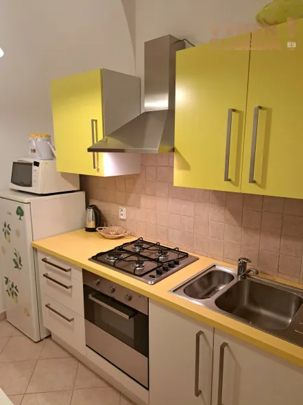 VYMEŇ SUSEDA! – Výnimočný 2-izb. byt v historickom centre s vlastným vstupom, kompletnou rekonštrukciou a pivnicou, Hviezdoslavovo námestie, Bratislava.