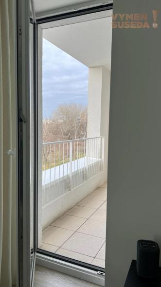 VYMEŇ SUSEDA! – VÝNIMOČNÝ 2 IZB. ZARIADENÝ BYT S LOGGIOU A PARKOVANÍM, LABUTIA, BA V, PETRŽALKA.