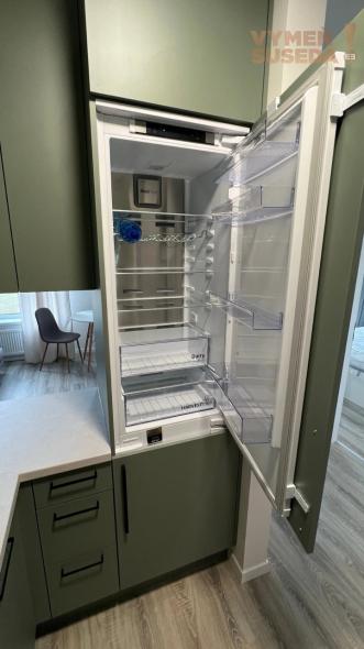 VYMEŇ SUSEDA! – VÝNIMOČNÝ 2 IZB. ZARIADENÝ BYT S LOGGIOU A PARKOVANÍM, LABUTIA, BA V, PETRŽALKA.