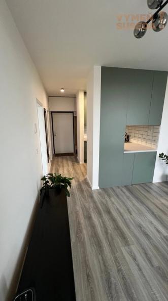 VYMEŇ SUSEDA! – VÝNIMOČNÝ 2 IZB. ZARIADENÝ BYT S LOGGIOU A PARKOVANÍM, LABUTIA, BA V, PETRŽALKA.