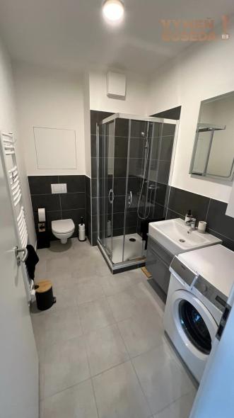 VYMEŇ SUSEDA! – VÝNIMOČNÝ 2 IZB. ZARIADENÝ BYT S LOGGIOU A PARKOVANÍM, LABUTIA, BA V, PETRŽALKA.