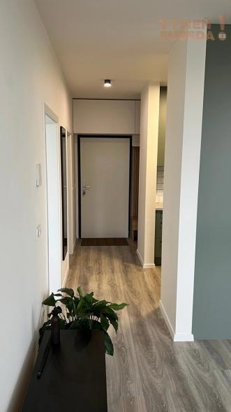 VYMEŇ SUSEDA! – VÝNIMOČNÝ 2 IZB. ZARIADENÝ BYT S LOGGIOU A PARKOVANÍM, LABUTIA, BA V, PETRŽALKA.