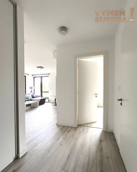 VYMEŇ SUSEDA! – VÝNIMOČNÝ 2 IZB. ZARIADENÝ BYT S TERASOU A PARKOVANÍM, PET FRIENDLY, HRÍŇOVSKÁ, BA I, STARÉ MESTO,