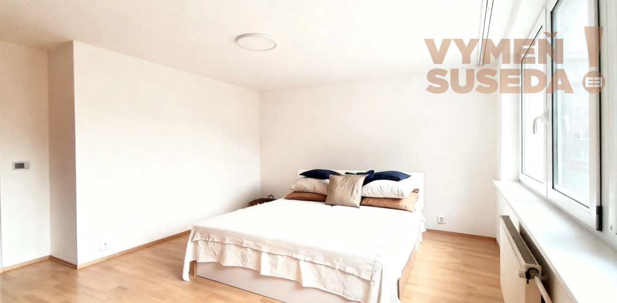 VYMEŇ SUSEDA! – VÝNIMOČNÝ 3 IZB. ZARIADENÝ BYT S BALKÓNOM, PET FRIENDLY, NÁMESTIE MARTINA BENKU, BA I, STARÉ MESTO.