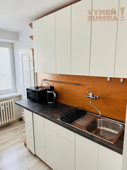 VYMEŇ SUSEDA! – VÝNIMOČNÝ 2 IZB. ZARIADENÝ BYT S FRANCÚZSKYM BALKÓNOM, ŠOLTÉSOVEJ, BA I, STARÉ MESTO.