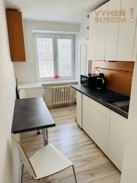 VYMEŇ SUSEDA! – VÝNIMOČNÝ 2 IZB. ZARIADENÝ BYT S FRANCÚZSKYM BALKÓNOM, ŠOLTÉSOVEJ, BA I, STARÉ MESTO.