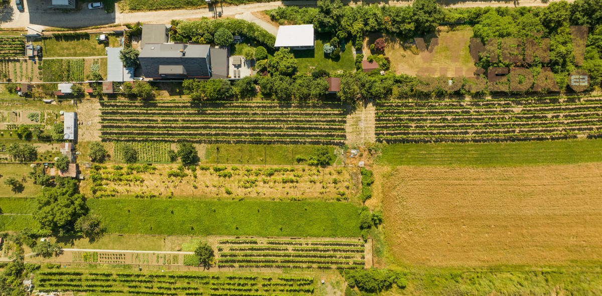 VYMEŇ SUSEDA! – PONÚKAME NA PREDAJ VÝNIMOČNÝ STAVEBNÝ POZEMOK 861m2.