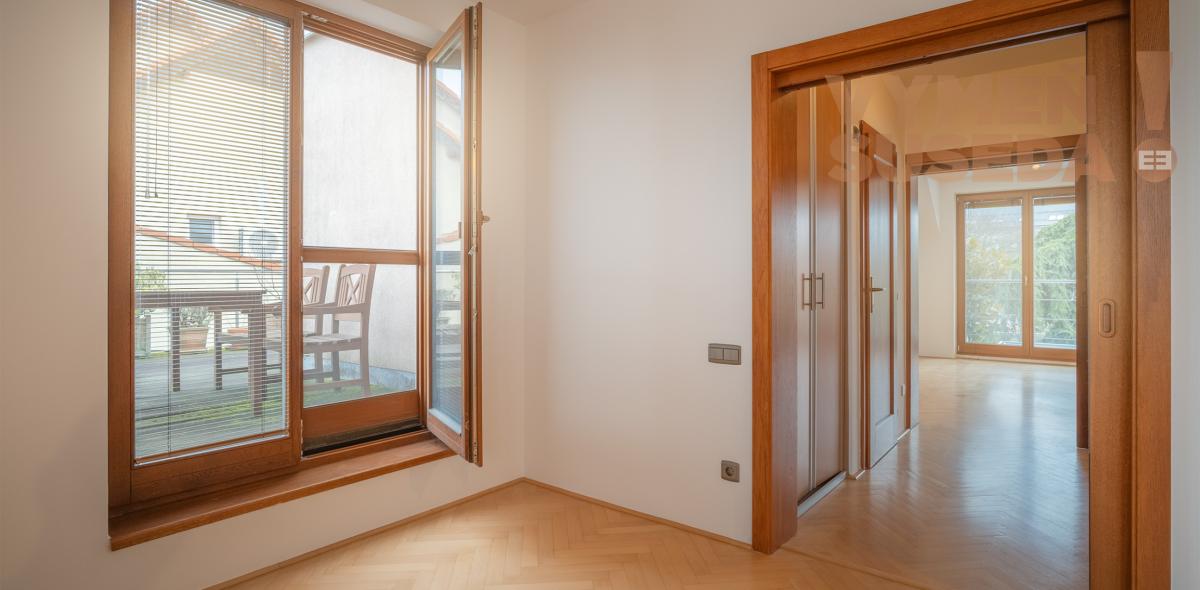 VYMEŇ SUSEDA! – PONÚKAME NA PREDAJ VÝNIMOČNÝ 5 IZBOVÝ RODINNÝ DOM, STUPAVA.