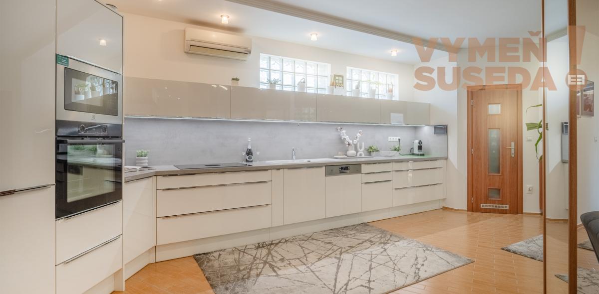 VYMEŇ SUSEDA – Na predaj výnimočný rodinný dom s bazénom, saunou a garážou v Bratislave – Podunajské Biskupice