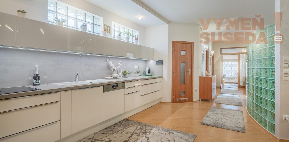 VYMEŇ SUSEDA – Na predaj výnimočný rodinný dom s bazénom, saunou a garážou v Bratislave – Podunajské Biskupice