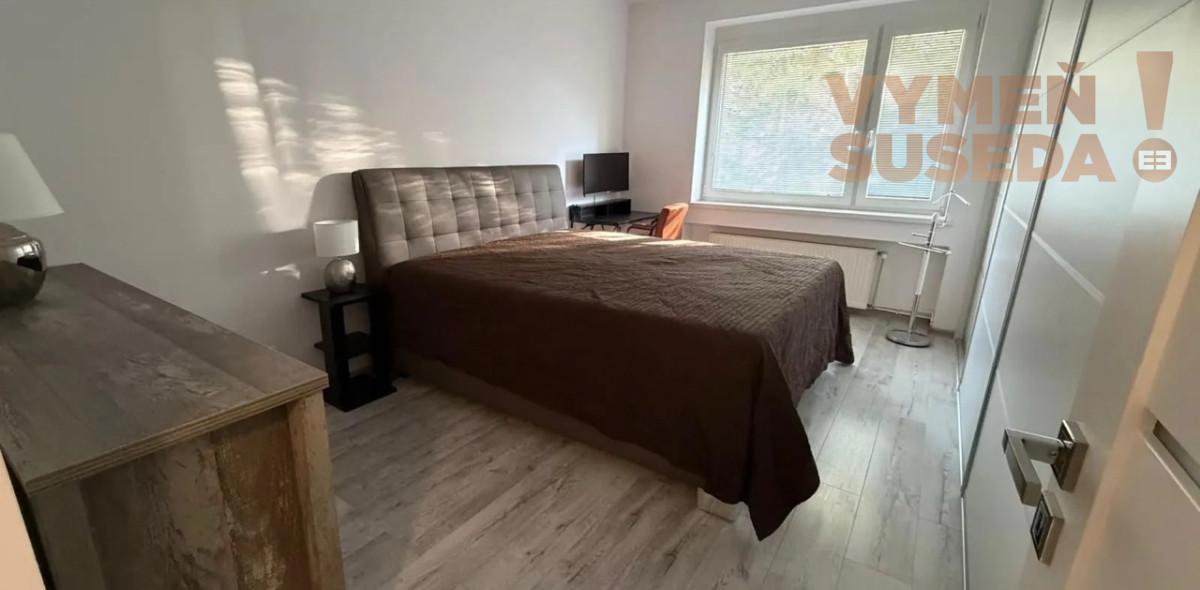 VYMEŇ SUSEDA! – VÝNIMOČNÝ 2 IZB. ZARIADENÝ BYT, NÁMESTIE BIELY KRÍŽ, BA III, NOVÉ MESTO.