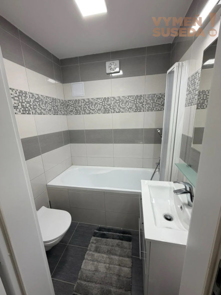 VYMEŇ SUSEDA! – VÝNIMOČNÝ 2 IZB. ZARIADENÝ BYT, NÁMESTIE BIELY KRÍŽ, BA III, NOVÉ MESTO.