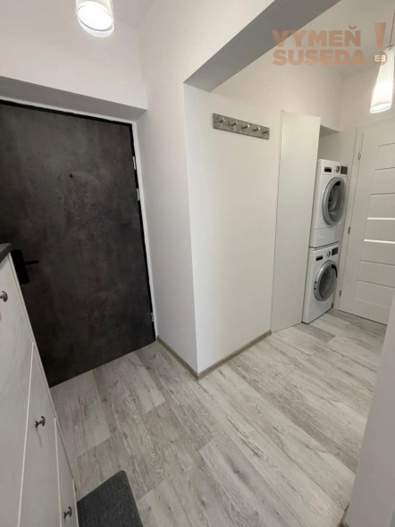 VYMEŇ SUSEDA! – VÝNIMOČNÝ 2 IZB. ZARIADENÝ BYT, NÁMESTIE BIELY KRÍŽ, BA III, NOVÉ MESTO.