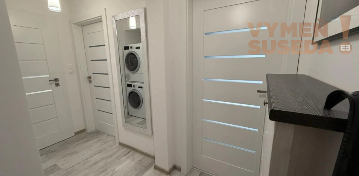 VYMEŇ SUSEDA! – VÝNIMOČNÝ 2 IZB. ZARIADENÝ BYT, NÁMESTIE BIELY KRÍŽ, BA III, NOVÉ MESTO.