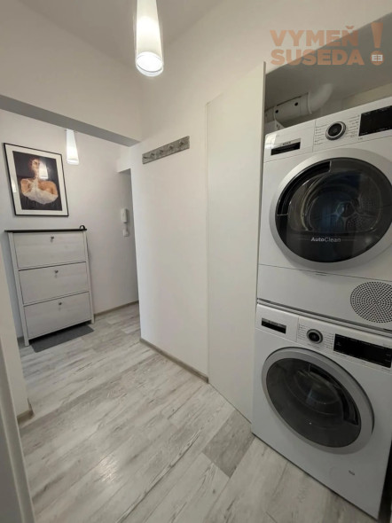 VYMEŇ SUSEDA! – VÝNIMOČNÝ 2 IZB. ZARIADENÝ BYT, NÁMESTIE BIELY KRÍŽ, BA III, NOVÉ MESTO.