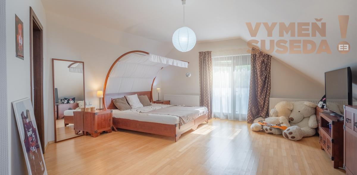 VYMEŇ SUSEDA! – Priestranný nízkoenergetický dom s dvoj-garážou, zimnou záhradou 306m2, 10 a  pozemok, TOP lokalita Dunajská Streda