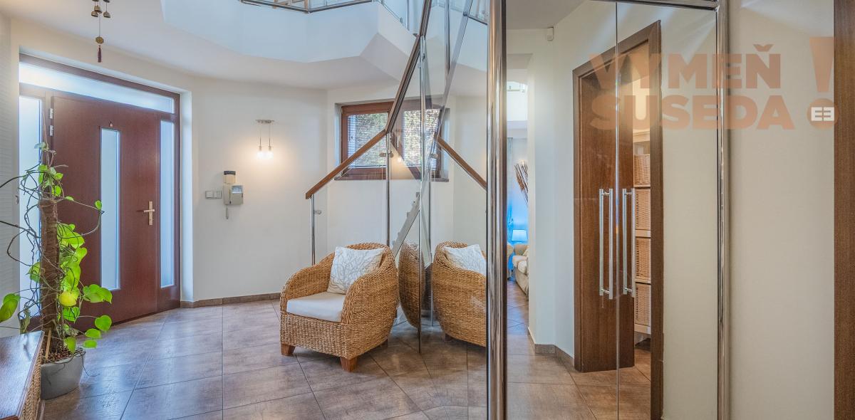 VYMEŇ SUSEDA! – Priestranný nízkoenergetický dom s dvoj-garážou, zimnou záhradou 306m2, 10 a  pozemok, TOP lokalita Dunajská Streda