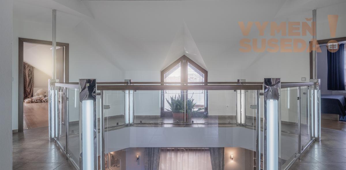 VYMEŇ SUSEDA! – Priestranný nízkoenergetický dom s dvoj-garážou, zimnou záhradou 306m2, 10 a  pozemok, TOP lokalita Dunajská Streda