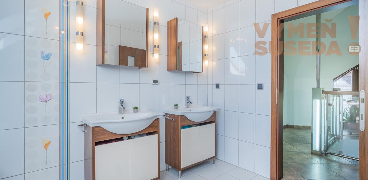 VYMEŇ SUSEDA! – Priestranný nízkoenergetický dom s dvoj-garážou, zimnou záhradou 306m2, 10 a  pozemok, TOP lokalita Dunajská Streda