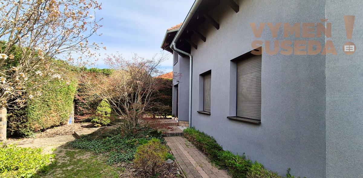 VYMEŇ SUSEDA! – Priestranný nízkoenergetický dom s dvoj-garážou, zimnou záhradou 306m2, 10 a  pozemok, TOP lokalita Dunajská Streda