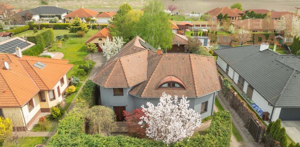 VYMEŇ SUSEDA! – Priestranný nízkoenergetický dom s dvoj-garážou, zimnou záhradou 306m2, 10 a  pozemok, TOP lokalita Dunajská Streda