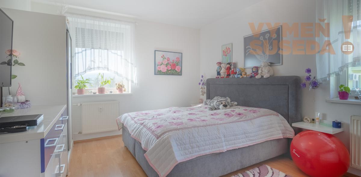 VYMEŇ SUSEDA! - Na predaj krásny, presvetlený, tehlový 2-izb. byt s balkónom – Hroznová ulica, Pezinok.