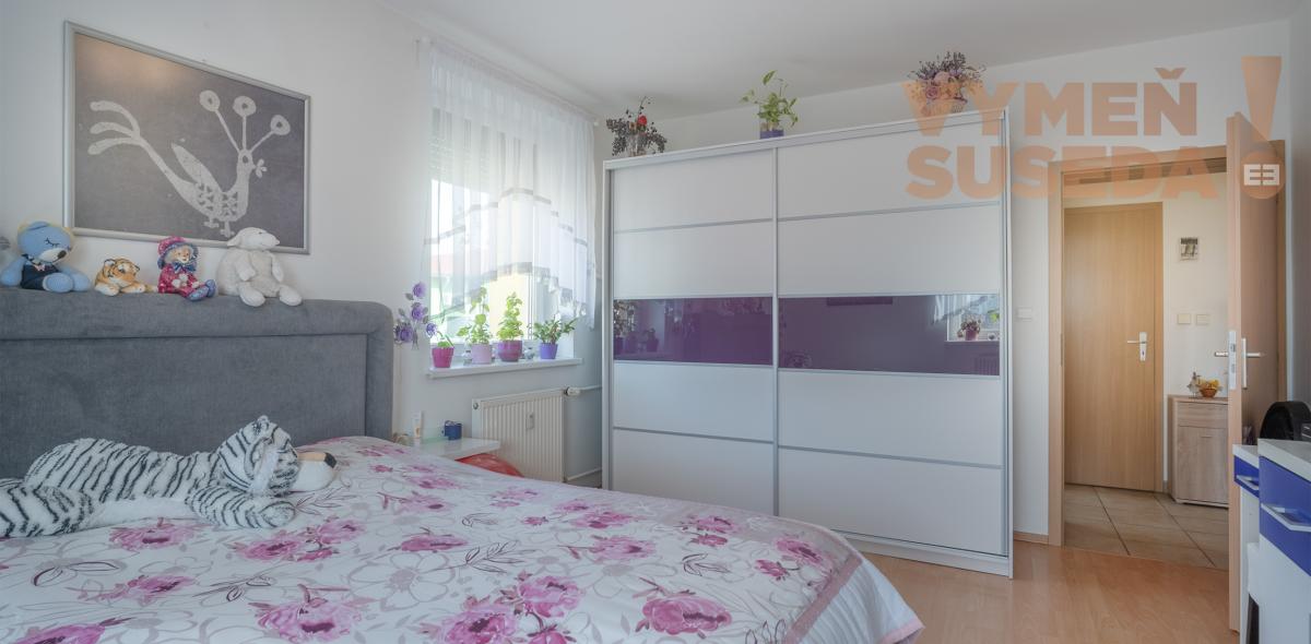 VYMEŇ SUSEDA! - Na predaj krásny, presvetlený, tehlový 2-izb. byt s balkónom – Hroznová ulica, Pezinok.