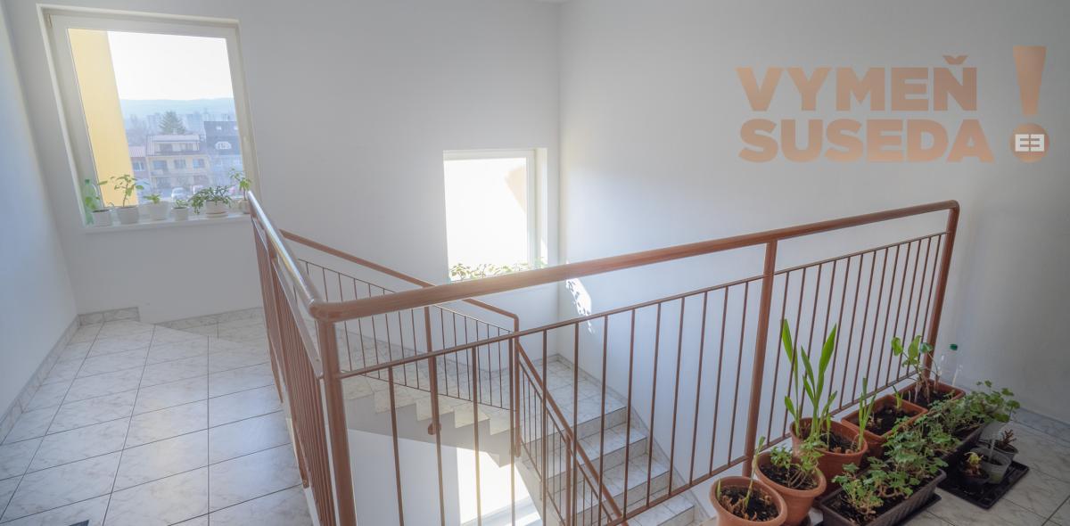 VYMEŇ SUSEDA! - Na predaj krásny, presvetlený, tehlový 2-izb. byt s balkónom – Hroznová ulica, Pezinok.