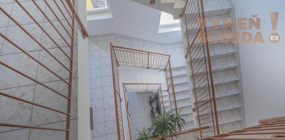 VYMEŇ SUSEDA! - Na predaj krásny, presvetlený, tehlový 2-izb. byt s balkónom – Hroznová ulica, Pezinok.