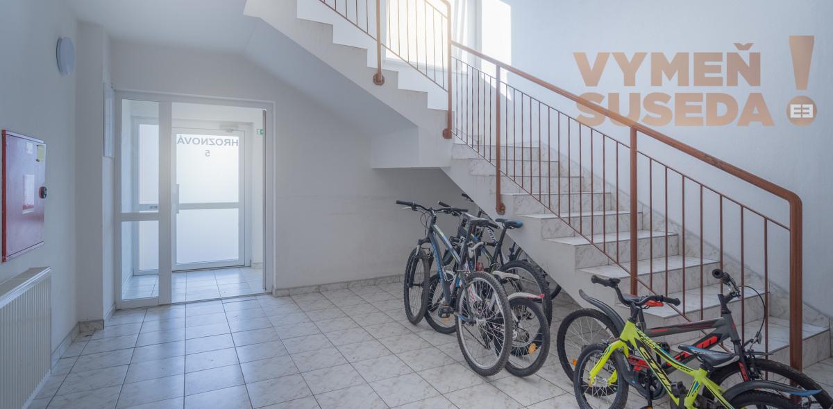 VYMEŇ SUSEDA! - Na predaj krásny, presvetlený, tehlový 2-izb. byt s balkónom – Hroznová ulica, Pezinok.