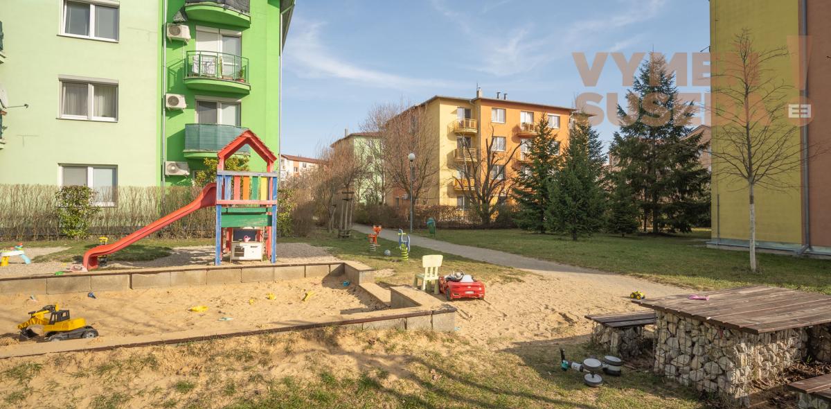 VYMEŇ SUSEDA! - Na predaj krásny, presvetlený, tehlový 2-izb. byt s balkónom – Hroznová ulica, Pezinok.