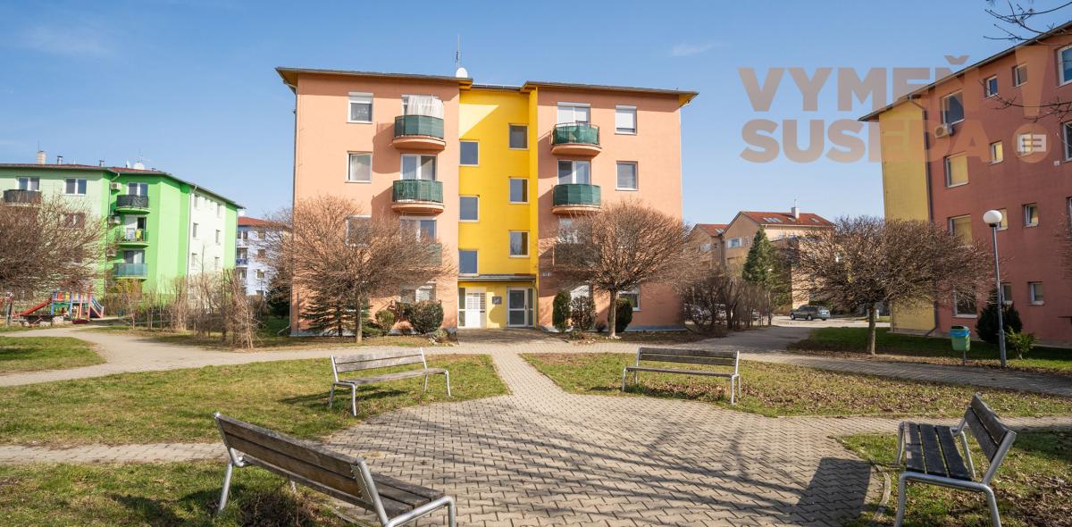 VYMEŇ SUSEDA! - Na predaj krásny, presvetlený, tehlový 2-izb. byt s balkónom – Hroznová ulica, Pezinok.