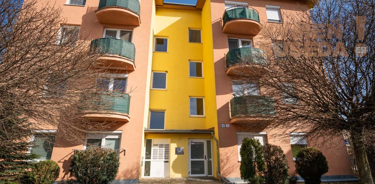 VYMEŇ SUSEDA! - Na predaj krásny, presvetlený, tehlový 2-izb. byt s balkónom – Hroznová ulica, Pezinok.