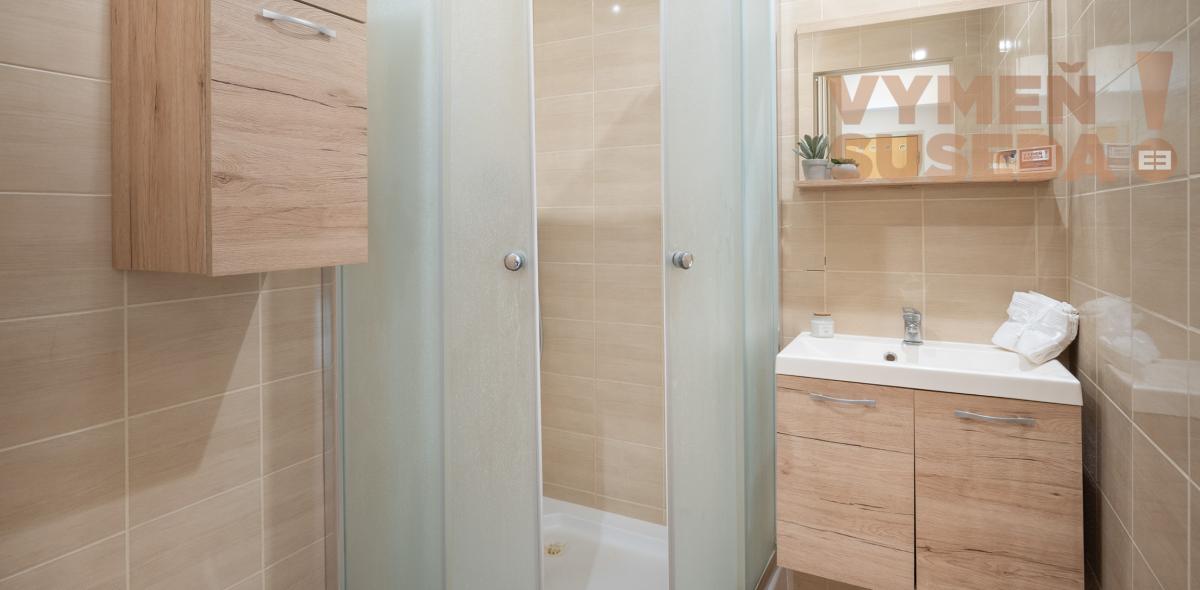 VYMEŇ SUSEDA! – VÝNIMOČNÝ, SLNEČNÝ 2 IZB. BYT S LOGGIOU, ŽILINSKÁ, TRENČÍN - KUBRÁ.