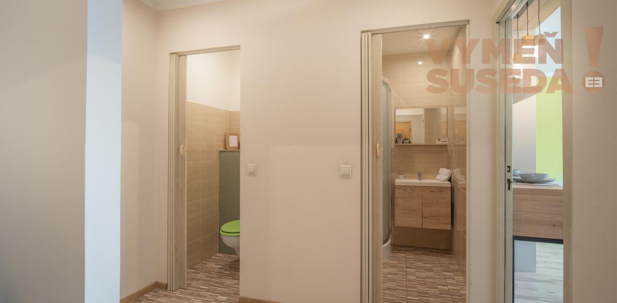 VYMEŇ SUSEDA! – VÝNIMOČNÝ, SLNEČNÝ 2 IZB. BYT S LOGGIOU, ŽILINSKÁ, TRENČÍN - KUBRÁ.