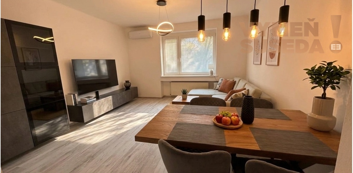 VYMEŇ SUSEDA! – VÝNIMOČNÝ 2 IZB. ZARIADENÝ BYT, NÁMESTIE BIELY KRÍŽ, BA III, NOVÉ MESTO.