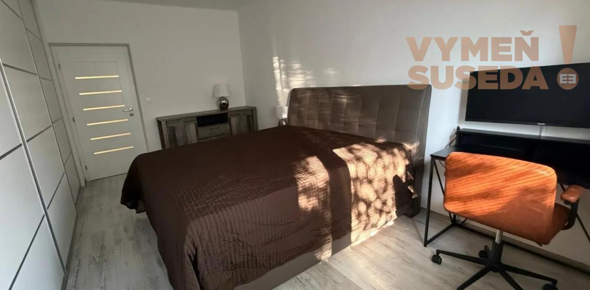 VYMEŇ SUSEDA! – VÝNIMOČNÝ 2 IZB. ZARIADENÝ BYT, NÁMESTIE BIELY KRÍŽ, BA III, NOVÉ MESTO.