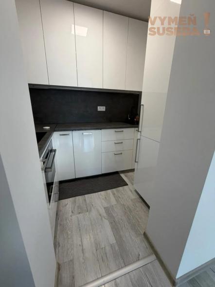 VYMEŇ SUSEDA! – VÝNIMOČNÝ 2 IZB. ZARIADENÝ BYT, NÁMESTIE BIELY KRÍŽ, BA III, NOVÉ MESTO.