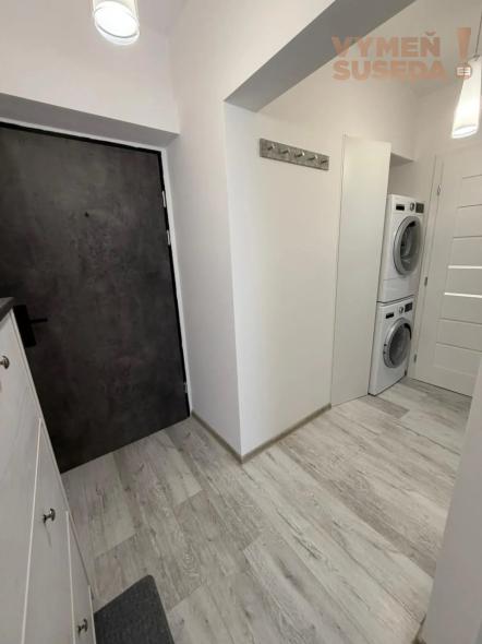 VYMEŇ SUSEDA! – VÝNIMOČNÝ 2 IZB. ZARIADENÝ BYT, NÁMESTIE BIELY KRÍŽ, BA III, NOVÉ MESTO.