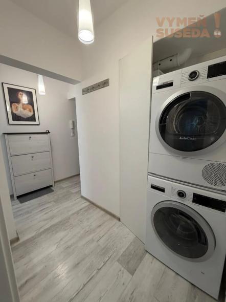 VYMEŇ SUSEDA! – VÝNIMOČNÝ 2 IZB. ZARIADENÝ BYT, NÁMESTIE BIELY KRÍŽ, BA III, NOVÉ MESTO.
