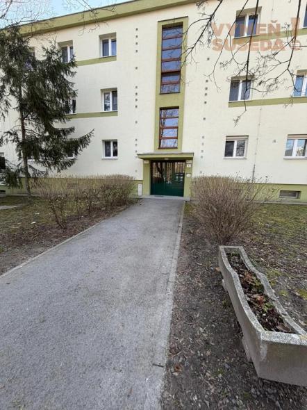 VYMEŇ SUSEDA! – VÝNIMOČNÝ 2 IZB. ZARIADENÝ BYT, NÁMESTIE BIELY KRÍŽ, BA III, NOVÉ MESTO.