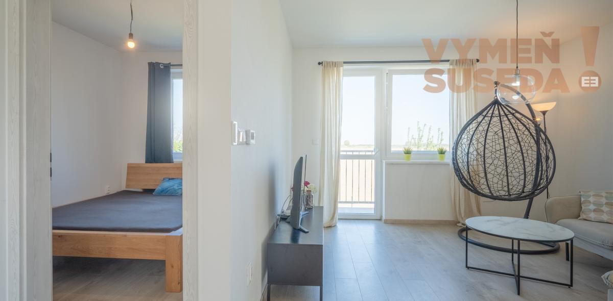 VYMEŇ SUSEDA! – Výnimočný 2 izbový byt s balkónom v novostavbe s parkovacím státim, Hamuliakovo.