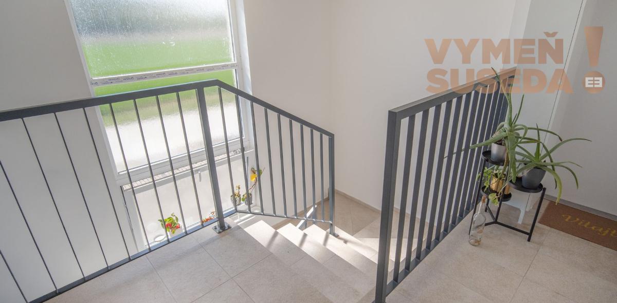 VYMEŇ SUSEDA! – Výnimočný 2 izbový byt s balkónom v novostavbe s parkovacím státim, Hamuliakovo.