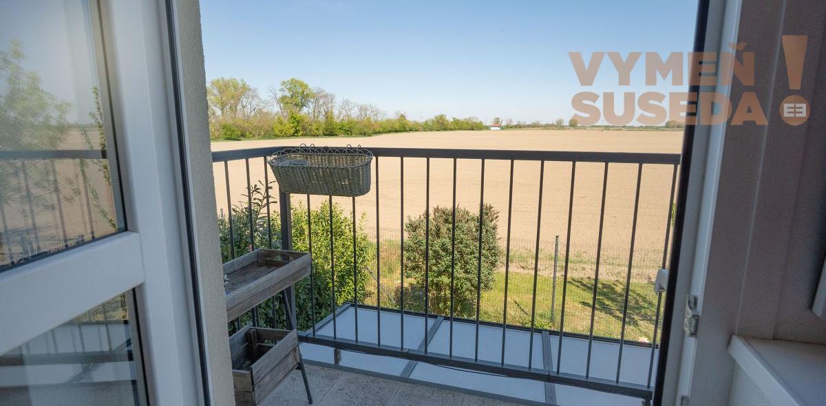 VYMEŇ SUSEDA! – Výnimočný 2 izbový byt s balkónom v novostavbe s parkovacím státim, Hamuliakovo.