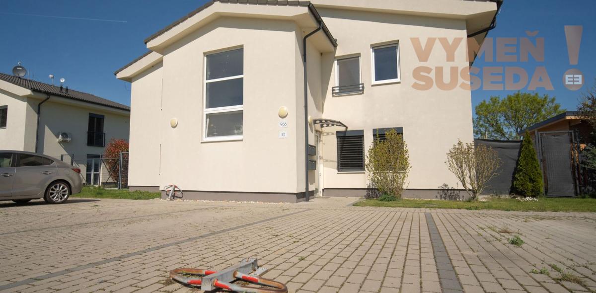 VYMEŇ SUSEDA! – Výnimočný 2 izbový byt s balkónom v novostavbe s parkovacím státim, Hamuliakovo.