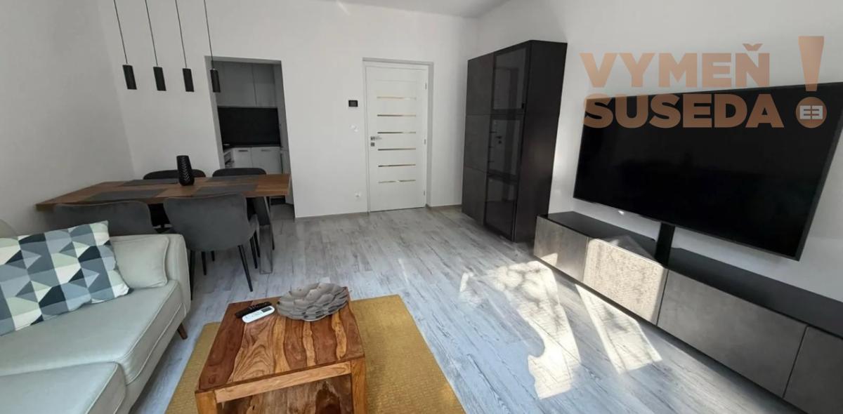 VYMEŇ SUSEDA! – VÝNIMOČNÝ 2 IZB. ZARIADENÝ BYT, NÁMESTIE BIELY KRÍŽ, BA III, NOVÉ MESTO.
