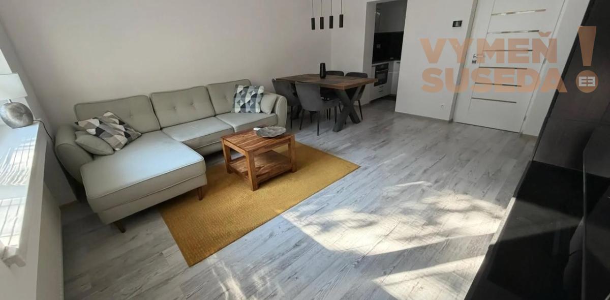 VYMEŇ SUSEDA! – VÝNIMOČNÝ 2 IZB. ZARIADENÝ BYT, NÁMESTIE BIELY KRÍŽ, BA III, NOVÉ MESTO.