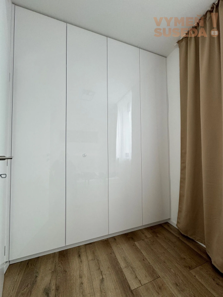VYMEŇ SUSEDA! – VÝNIMOČNÝ KOMPLETNE ZARIADENÝ 2 IZB. BYT S LOGGIOU, NOVOSTAVBA, JUNÁCKA UL., BA III.